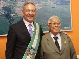 Sakae Kamitani ao lado do prefeito Izauri, no dia da posse (Foto: Divulgação)