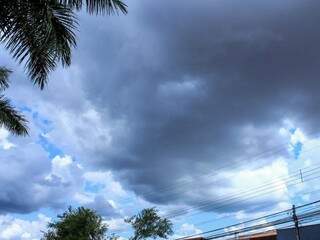 Nuvens começam a se formar na região do bairro Jardim dos Estados, em Campo Grande, na tarde desta terça-feira (Foto: Marina Pacheco)