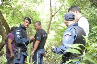 Equipe da Polícia Civil no local onde o corpo foi encontrado. (Foto: Marcelo Calazans)