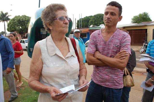 Usu&aacute;rio madruga e ainda enfrenta fila por 3 horas no posto da Coophavila II