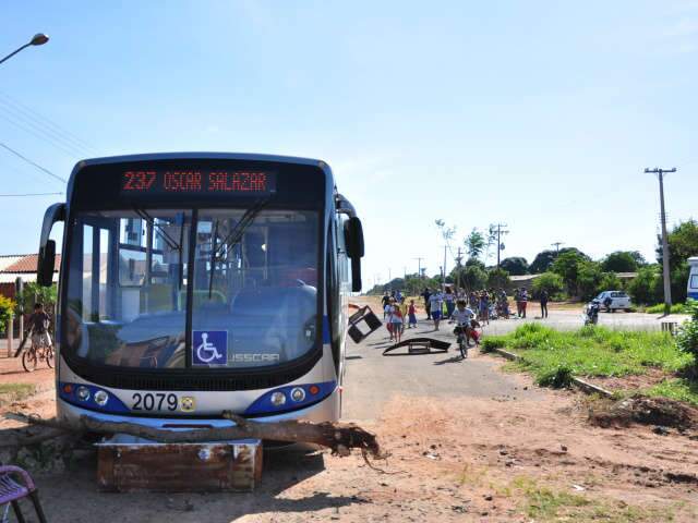  Moradores param &ocirc;nibus e queimam pneus para pedir melhorias no tr&acirc;nsito