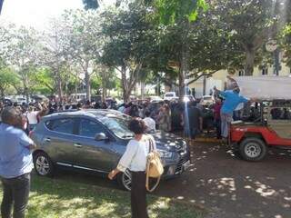 Servidores se concentraram em frente ao Paço Municipal em protesto por reajuste. (Foto: Direto das Ruas)
