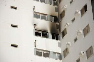 O fogo começou no forno do apartamento no 9º andar (Foto: Simão Nogueira / Arquivo)