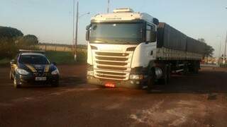 Carreta roubada no Paraná foi recuperada na BR-463, em Ponta Porã, a 50 km da fronteira com o Paraguai (Foto: Divulgação)