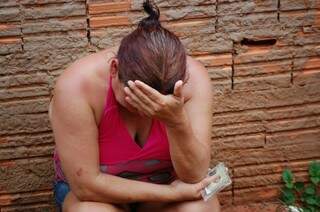Dona da casa chora ao ver que perdeu tudo o que tinha. (Foto: Pedro Peralta)