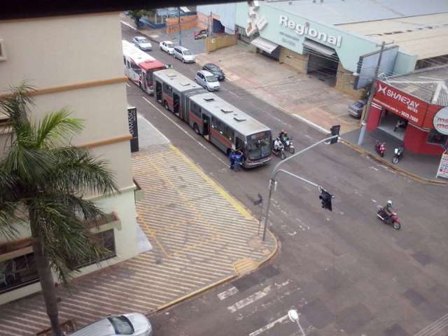 &Ocirc;nibus quebra na Rua 13 de Maio e socorro &eacute; prestado por outro coletivo