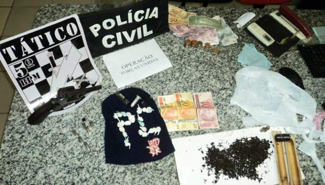  Pol&iacute;cia Civil e PM apreendem 31 por&ccedil;&otilde;es de coca&iacute;na e maconha com mel