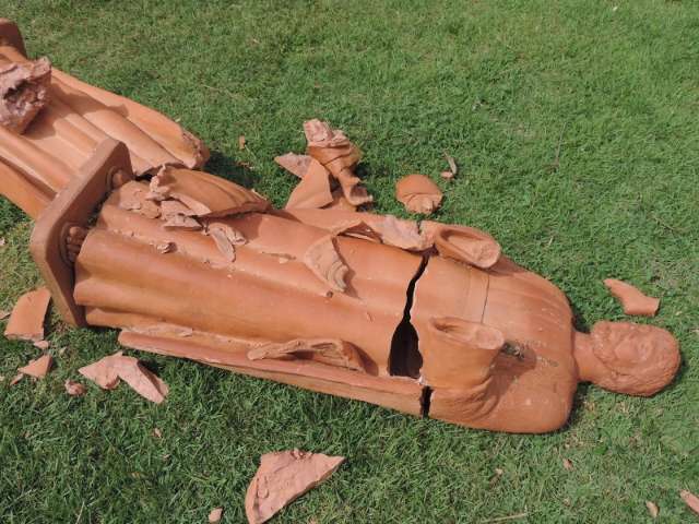 V&acirc;ndalos destroem decora&ccedil;&atilde;o de Natal feita por igreja em pra&ccedil;a 