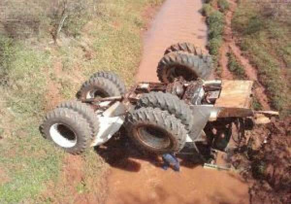  Homem fica ferido ap&oacute;s trator cair de ribanceira de mais de seis metros 
