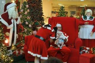 Mamãe Noel distrai, arruma e acalma as crianças que vão conhecer o Papai Noel (Foto: Alcides Neto)