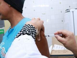 Pessoa sendo vacinada contra gripe durante campanha anterior (Foto: Foto: Henrique Kawanamani)