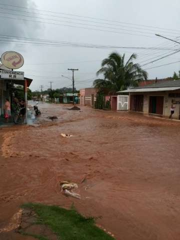 Motociclista cai em rua alagada durante chuva; veja as imagens