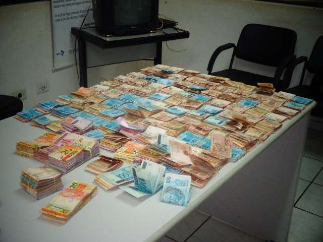 Flagrados com R$ 120 mil, homens negam ser donos de parte, R$ 90 mil