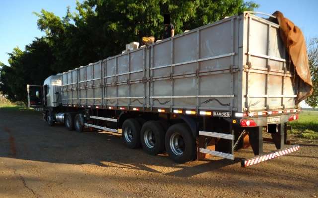 Dois motoristas abandonam ve&iacute;culo com mais de 40 mil pacotes de cigarro