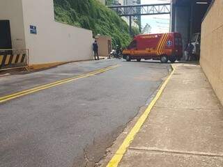 Ambulância durante atendimento à funcionária (Foto: Mirian Machado)