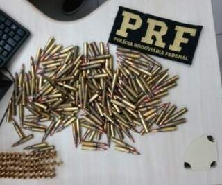 Munições de fuzil apreendidas com o empresário (Foto: PRF/Divulgação)