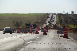 Obras na pista devem continuas pelos próximos dois meses. (Foto: Marcos Erminio)