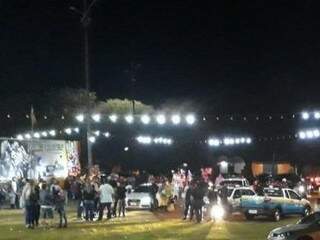 Movimentação em circo no momento em que homem foi preso ontem à noite (Foto: Porã News)