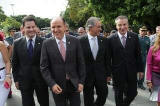 Paulo Corrêa (o primeiro, à direita) ao lado do governador Reinaldo Azambuja, e já sem bigode (Foto: Marcos Ermínio)