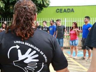 Pais e alunos deram as mãos em protesto em frente ao Ceada. (Foto: Marcos Ermínio)