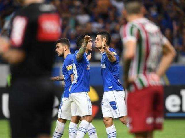 Cruzeiro bateu o Fluminense em jogo com dois gols contra no Mineir&atilde;o 