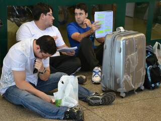 Jorge, de camiseta azul, acompanhado de dois amigos, que também viajaram para fazer a prova. (Foto: Minamar Júnior)