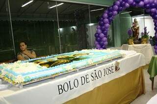 Fiéis tiveram a oportunidade de prestigiar o bolo de São José. (Foto: Marcos Ermínio)