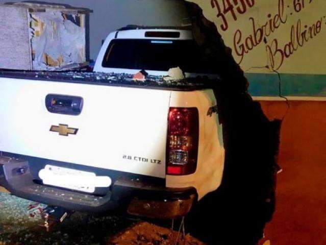 Condutor invade com&eacute;rcio com camionete ao tentar evitar atropelar 4 pedestres