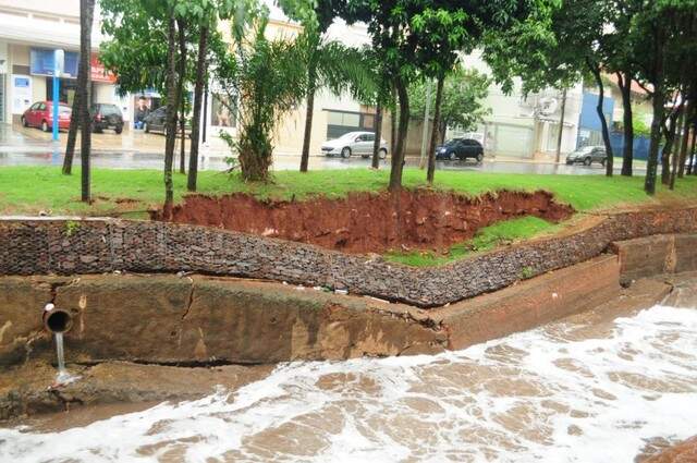 Chuva derruba parte de muro de contenção no Córrego Prosa Capital