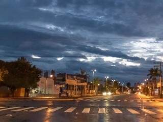 Campo Grande amanheceu com céu nublado e chuva fraca em algumas regiões. (Foto: Henrique Kawaminami)