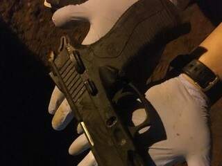 Arma apreendida com os suspeitos (Foto: divulgação/PM)