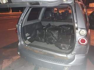 Adolescente &eacute; apreendido em carro roubado com 142 kg de maconha