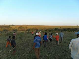 Homens e crianças guarani-caiuá na área retomada na última sexta-feira. (Foto: Grupo Aty Guasu)