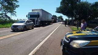 PRF acompanha bloqueios de sem-terra em rodovias contra a prisão de Lula. (Foto: Direto das Ruas)