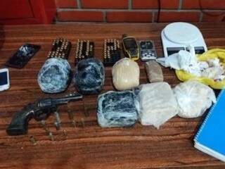 Munições, arma e porções de drogas apreendidos com o suspeito. (Foto: Divulgação Polícia Civil) 