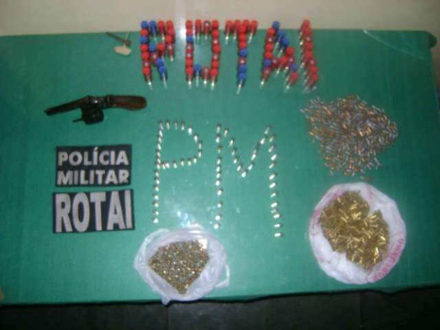  Quatro adolescentes s&atilde;o flagrados com cerca de 2 mil muni&ccedil;&otilde;es e armas 