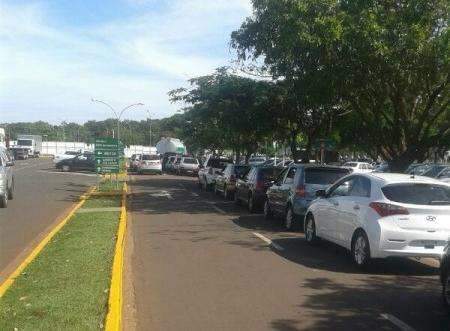 Emplacamento de ve&iacute;culos no Detran segue com filas grandes