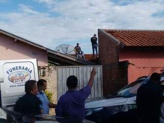 Investigadores no local onde o corpo de Vitor foi encontrado pela cidade. (Foto: Nova News) 