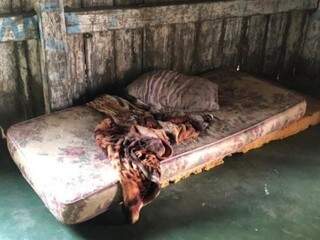 Cama onde uma das vítimas foi executada dormindo. (Foto: Diário Corumbaense) 