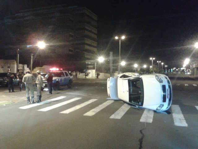  T&aacute;xi tomba ap&oacute;s batida em cruzamento durante a madrugada