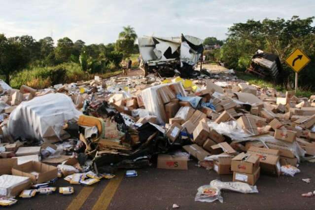 Identificados motoristas que morreram em colisão frontal de carretas