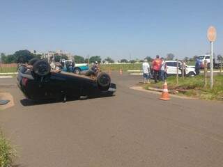 Fiat Uno capotou e ficou com as quatro rodas para cima (Foto: Tainá Jara)