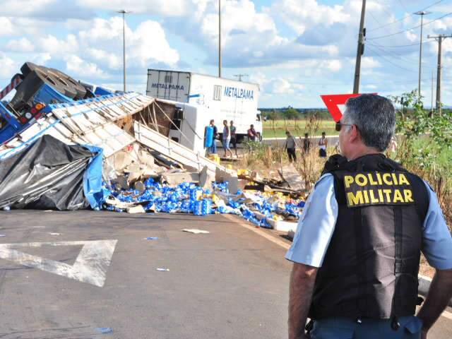  Caminh&atilde;o carregado com latas de cervejas tomba na sa&iacute;da para SP