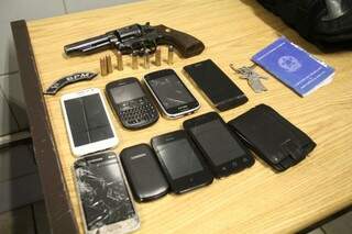 Revólver, celulares e documentos: método de atuação da quadrilha é considerado profissional pela polícia