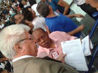 Vereador Edil Albuquerque e o presidente da ACP, Geraldo Gonçalves, conversam sobre a contra-proposta dos professores. (Foto:Juliana Brum) 