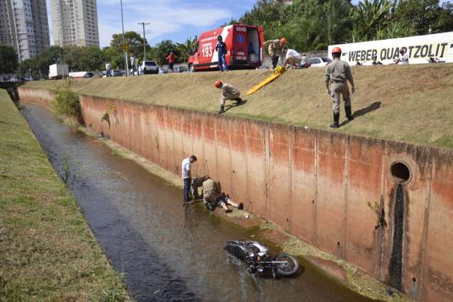 Motociclista &eacute; fechado por carro e cai em c&oacute;rrego na Ernesto Geisel