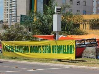 Acampamento de manifestantes favoráveis ao impeachment montado no canteiro da Avenida Afonso Pena. (Foto: Marcos Ermínio/Arquivo)