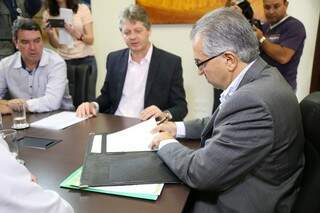 Governador assina lei que desburocratiza outorga a poços artesianos (Foto: Fernando Antunes)