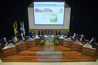 O encontro sobre o manejo de resíduos sólidos foi promovido pelo TCE (Tribunal de Contas Estadual) e reuniu cerca de 40 prefeitos. (Foto: Alcides Neto)