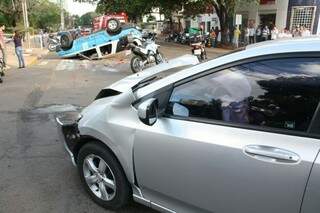 Veículo ficou com a frente destruída (Foto: Marcos Ermínio)